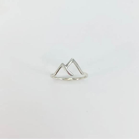 Beautiful solid 925 Sterling Silver mountain top dainty design ring - Picture 3 of 6